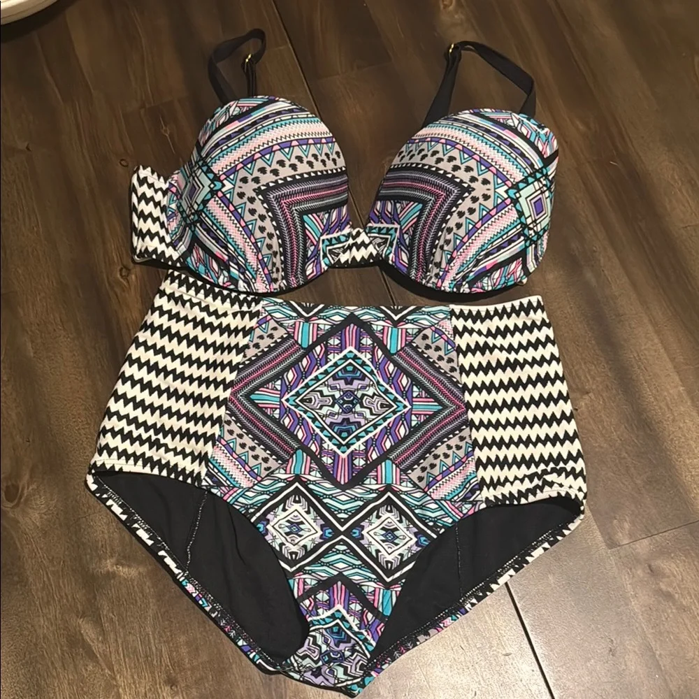 Geometric Patterned Bikini - Picture 1 of 13